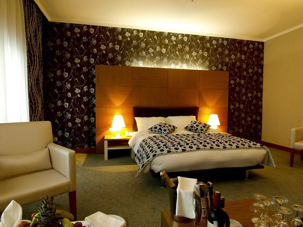 Grand Nur Plaza Hotel Aktav Dış mekan fotoğraf