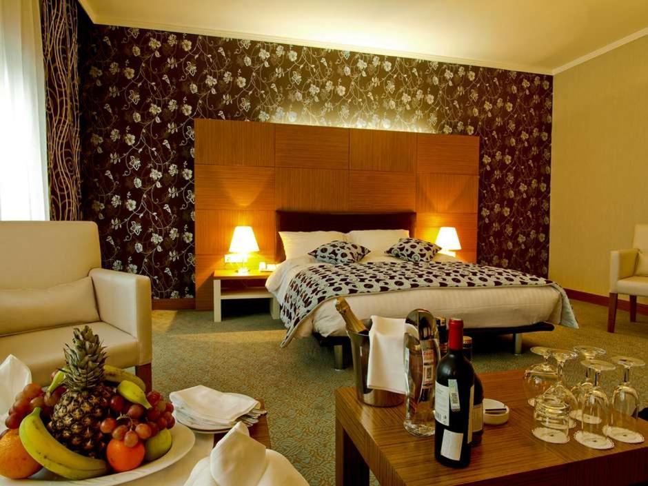 Grand Nur Plaza Hotel Aktav Dış mekan fotoğraf