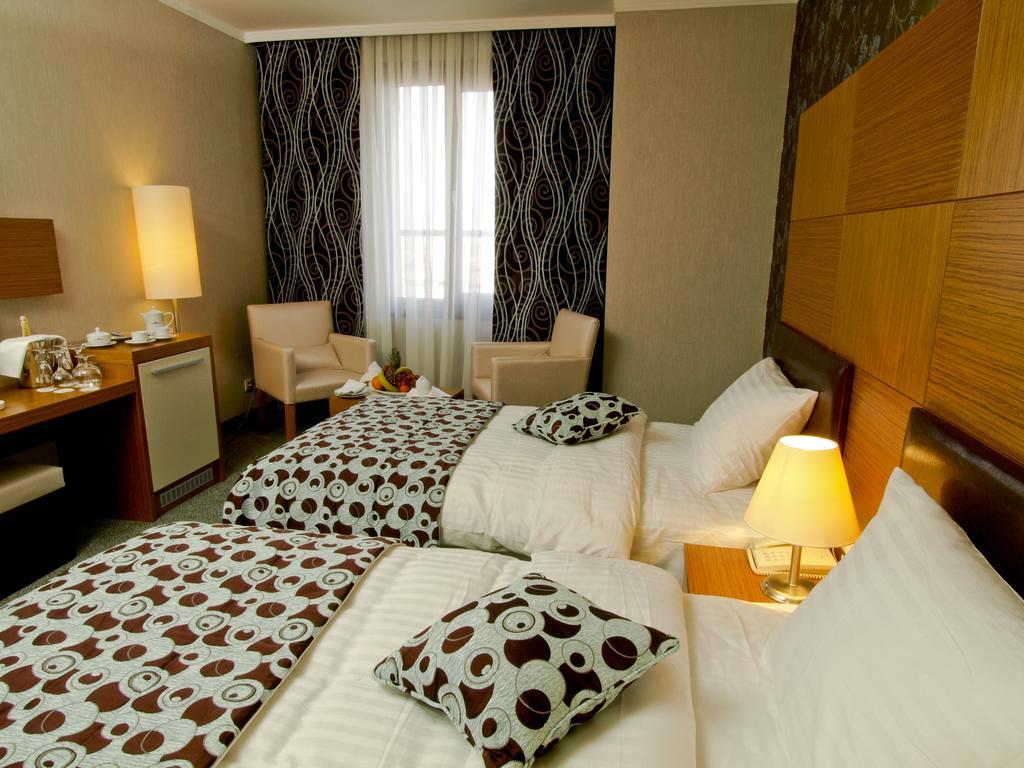 Grand Nur Plaza Hotel Aktav Dış mekan fotoğraf