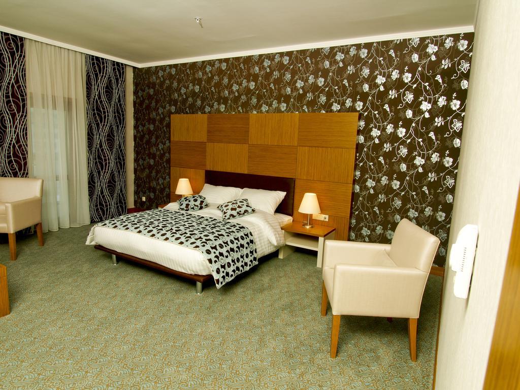 Grand Nur Plaza Hotel Aktav Dış mekan fotoğraf