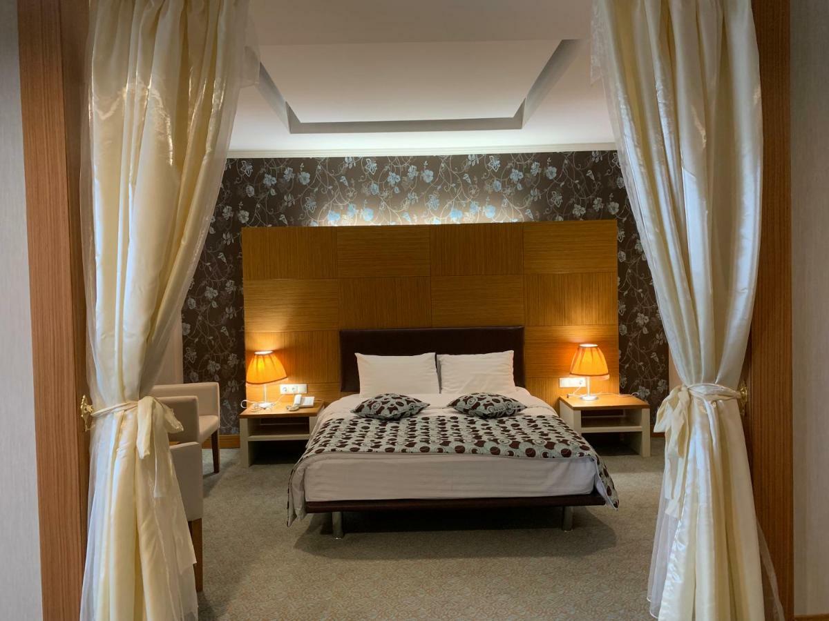 Grand Nur Plaza Hotel Aktav Dış mekan fotoğraf